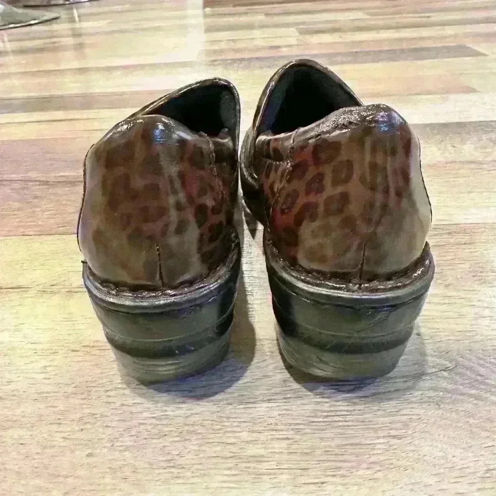 Sz. 8 Born B.O.C Animal Print Leopard Brown Patent Leather Clogs - Picture 5 of 6
